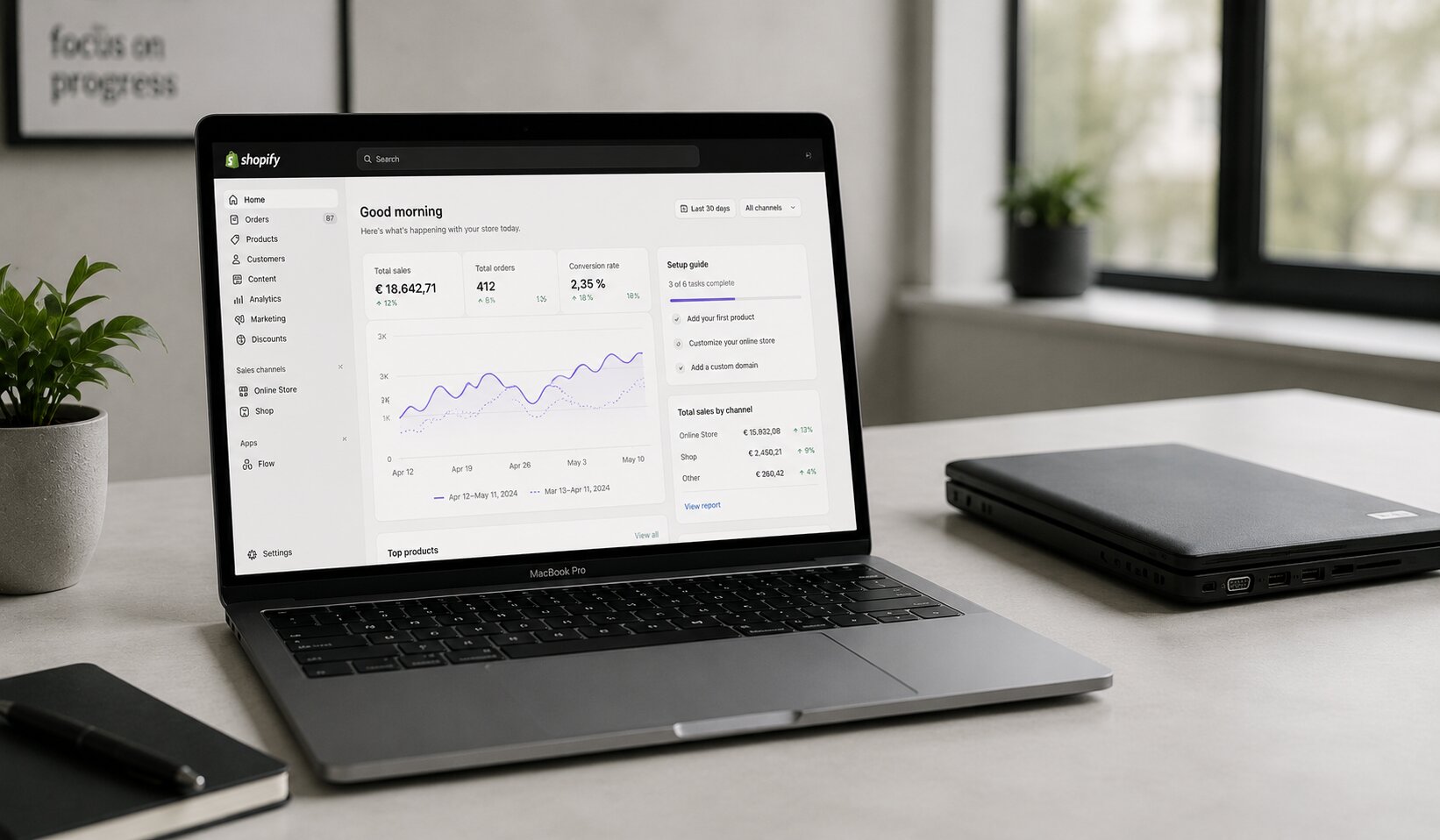 MacBook mit Shopify Admin auf einem modernen Schreibtisch